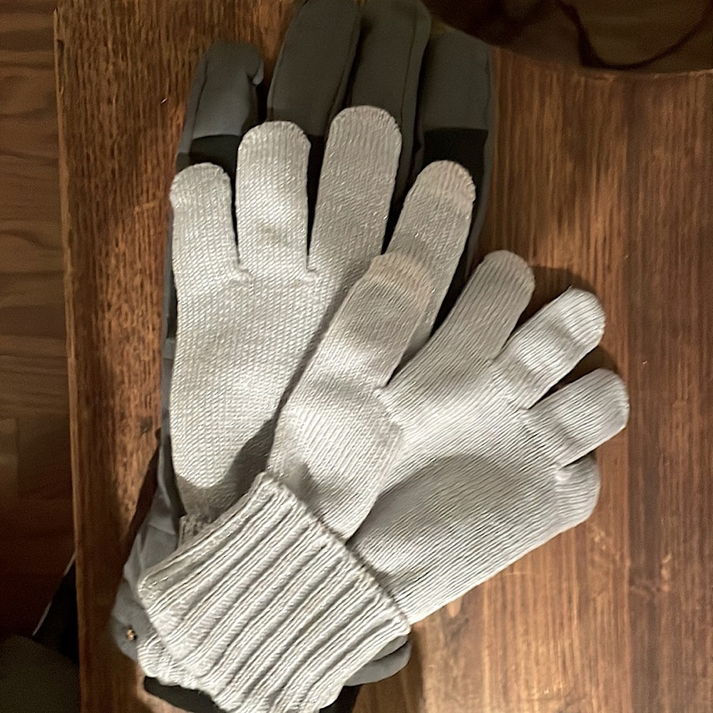 Small gloves with sparkles.